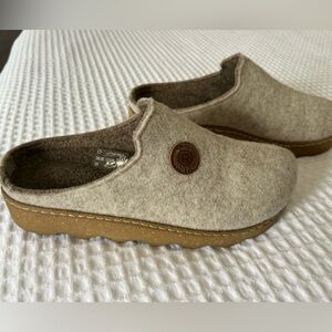 Cozy Wool Felt Slip-On Clogs in Taupe